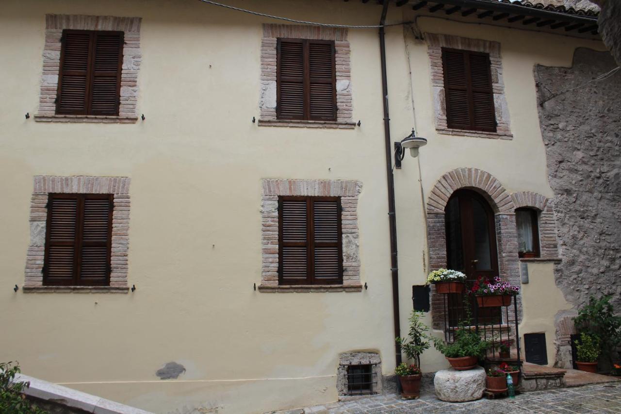 Il Castello Sul Lago Arrone エクステリア 写真