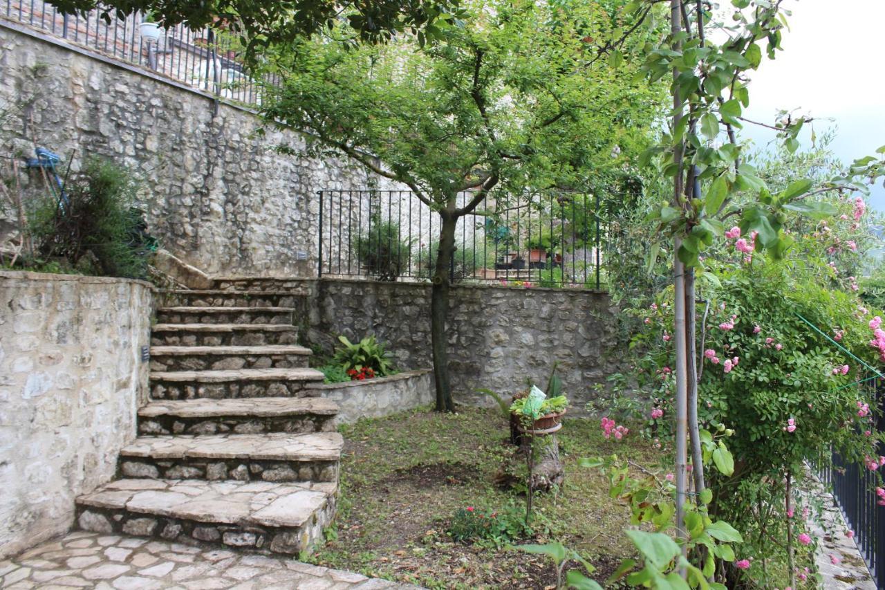 Il Castello Sul Lago Arrone エクステリア 写真